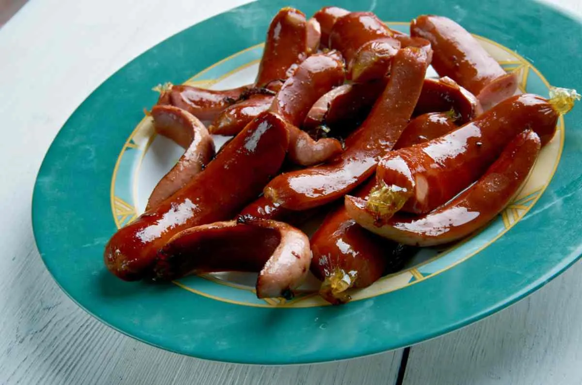 Prinskorv, kleine schwedische Würstchen, auf einem Teller