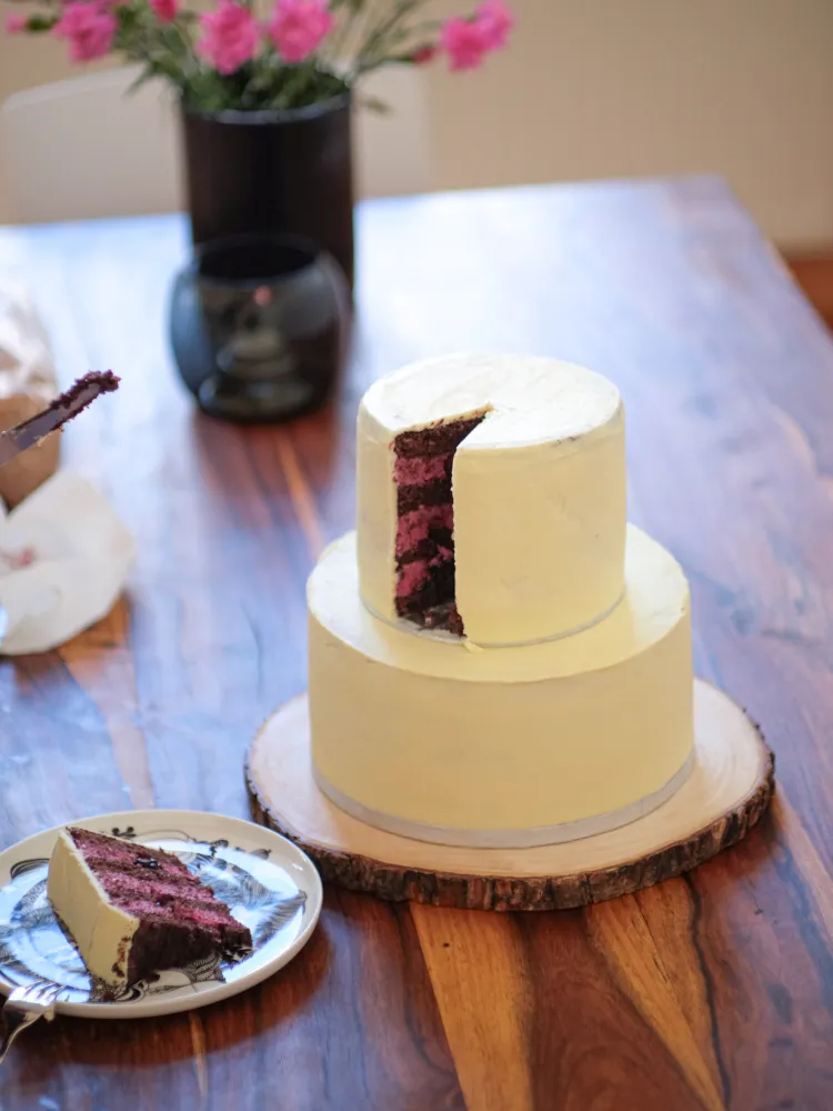 Probe-Hochzeitstorte mit frischen Früchten und Blüten, bereit zum Verkosten durch Freunde und Familie