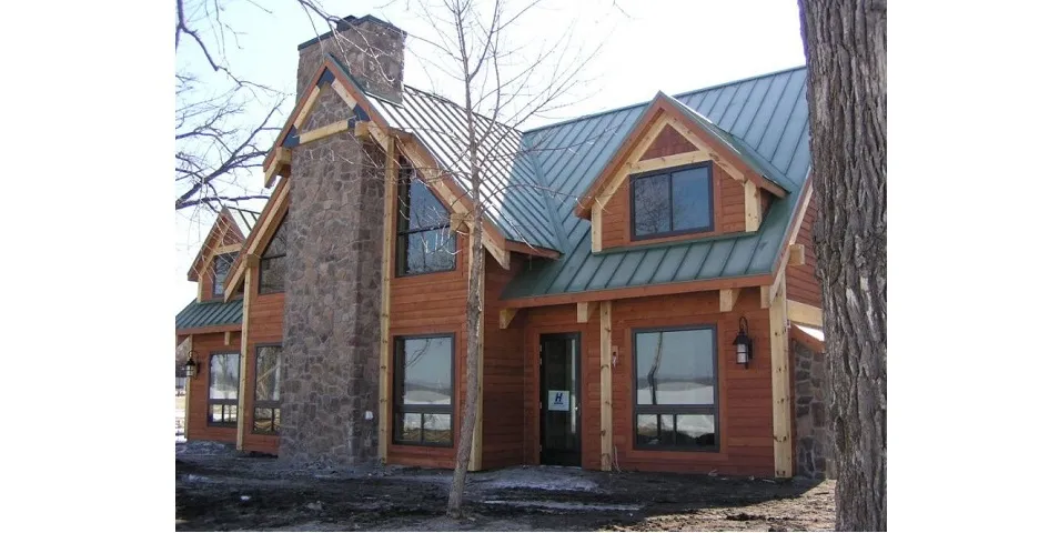 Produktionshalle von Extreme Panel Technologies mit großen SIP-Paneelen im Herstellungsprozess