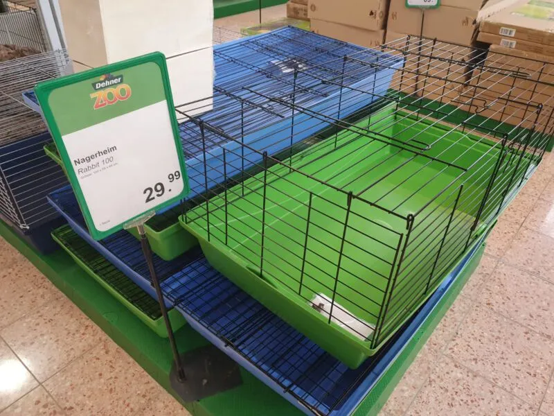 Produktschild im Zoohandel mit irreführender Deklaration "Rabbit 100" für einen zu kleinen Kaninchenkäfig