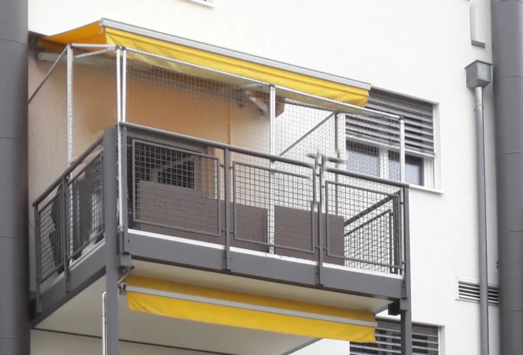 Professionell installiertes Katzenschutznetz an einem geräumigen Balkon
