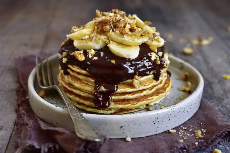 Protein-Pancakes mit Banane und Nüssen als Muskelaufbau-Frühstück