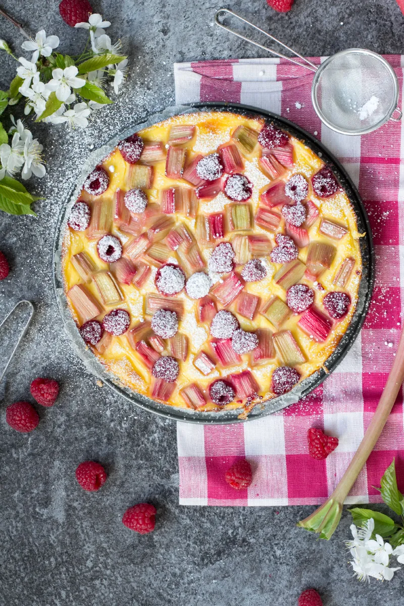 Puddingkuchen mit Rhabarber und Himbeeren