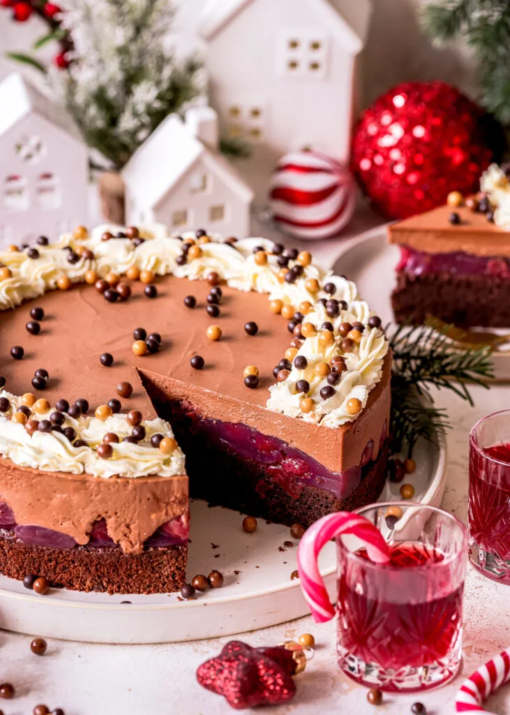 Punschtorte mit Schokomousse und Sauerkirschen, eine opulente Festtagstorte für besondere Anlässe