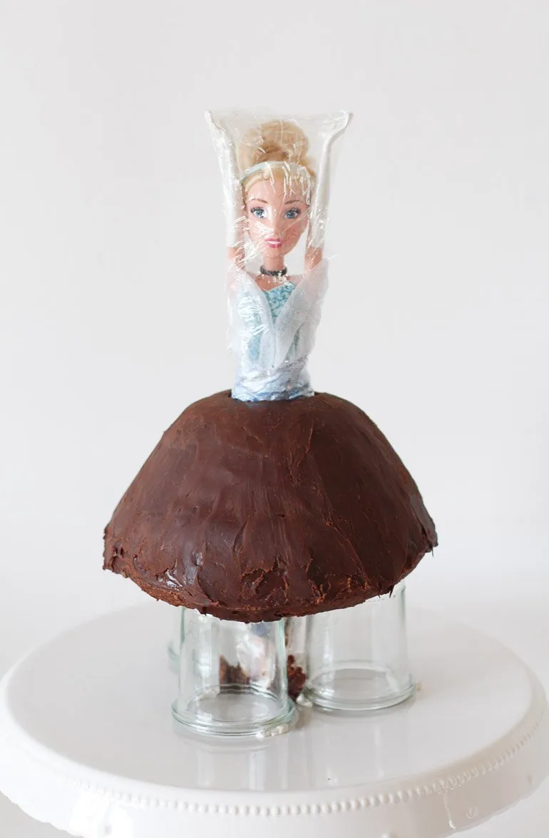 Puppe im Kuchen platziert