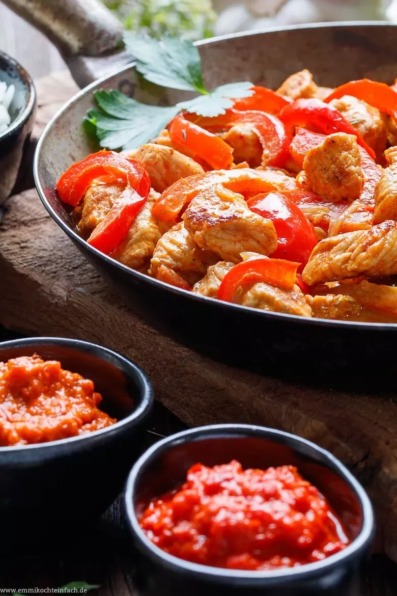 Putengeschnetzeltes mit Paprika-Rahmsoße, klassisch serviert mit lockerem Reis als Beilage