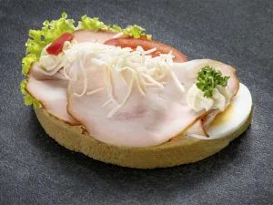 Putenschinken auf einem appetitlichen Brötchen