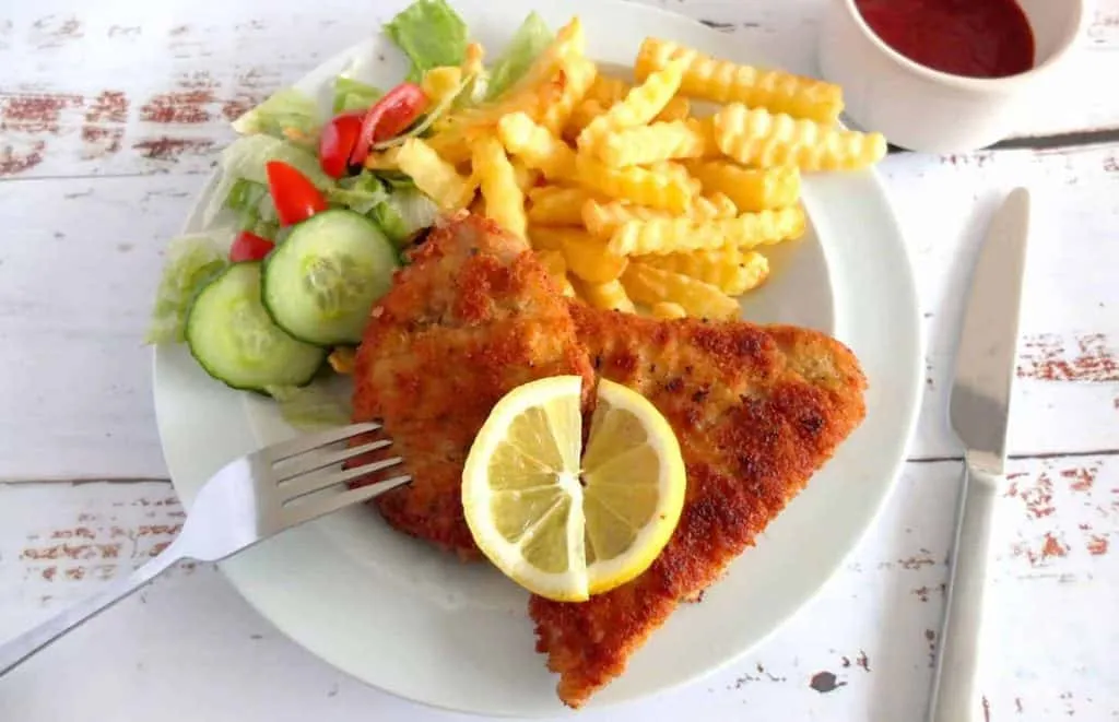 Putenschnitzel mit Pommes Frites