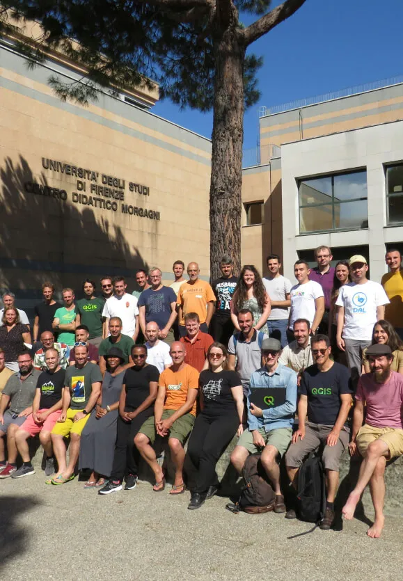 QGIS Community Mitglieder bei der Zusammenarbeit und Wissensaustausch