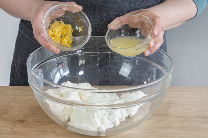 Quark wird mit Zitronensaft, Abrieb, Zucker und Vanillezucker verrührt