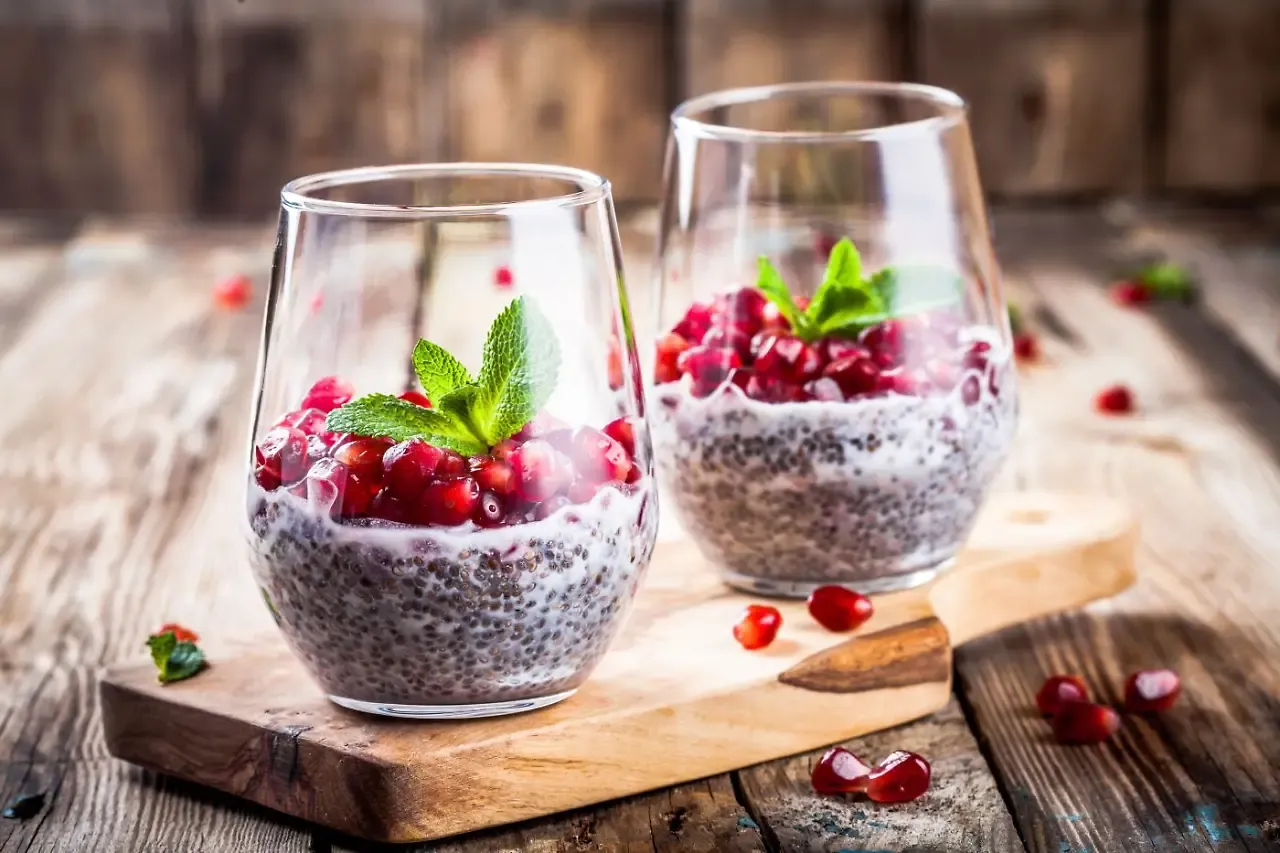 Quellende Chia-Samen in einem Glas mit Flüssigkeit, bereit für den Verzehr als gesunder Pudding oder Getränkezusatz