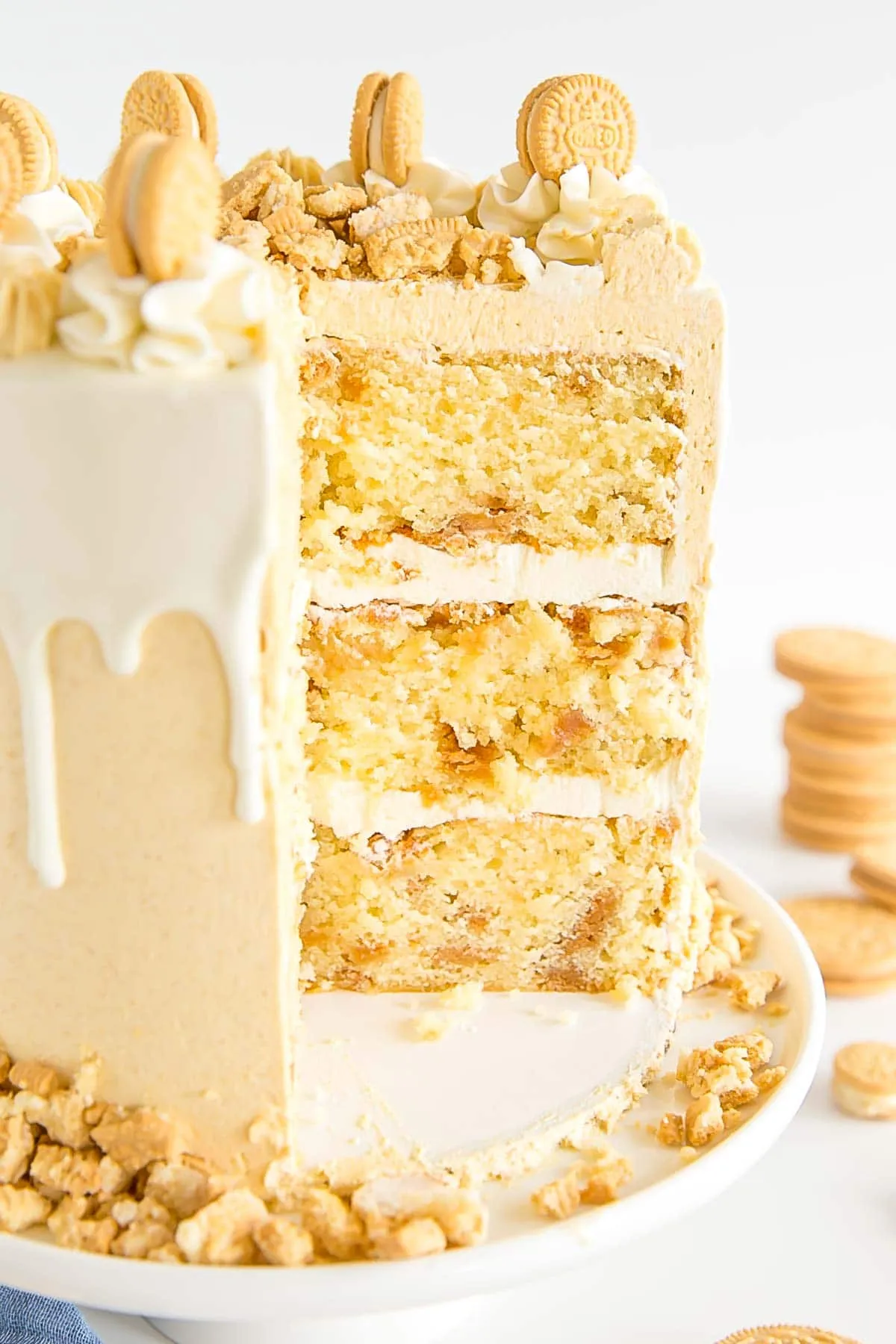 Querschnitt des Goldener Oreo Kuchens mit Schichten und weißer Füllung