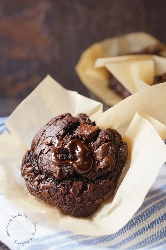 Querschnitt durch einen Schoko Muffin, der die saftige Textur, die Schokoladenstücke und die geschmolzene Schokoladenfüllung offenbart und die Reichhaltigkeit des Geschmacks andeutet