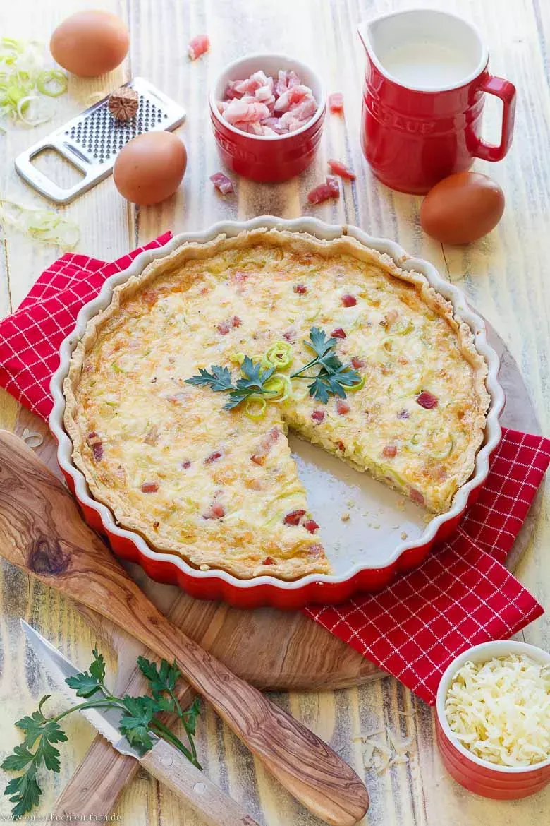 Quiche Lorraine Ansicht auf einer Holzplatte