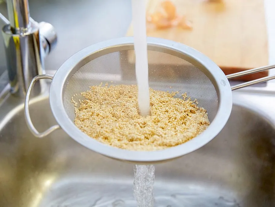 Quinoa abspülen