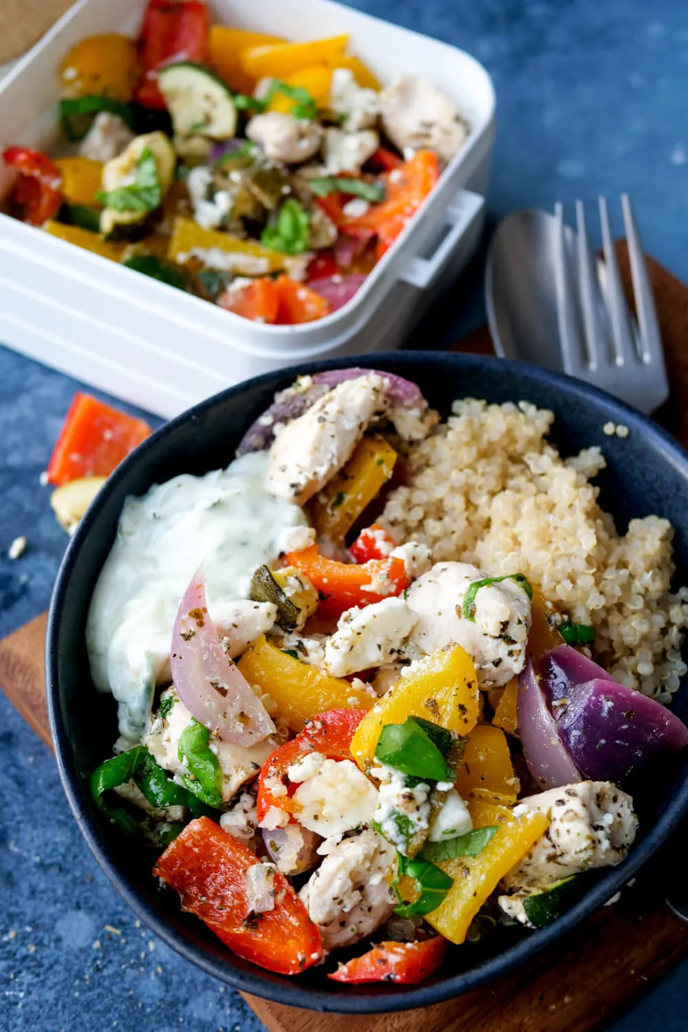 Quinoa-Bowl mit Paprika, Hähnchen, Zwiebeln, Feta und Tzatziki
