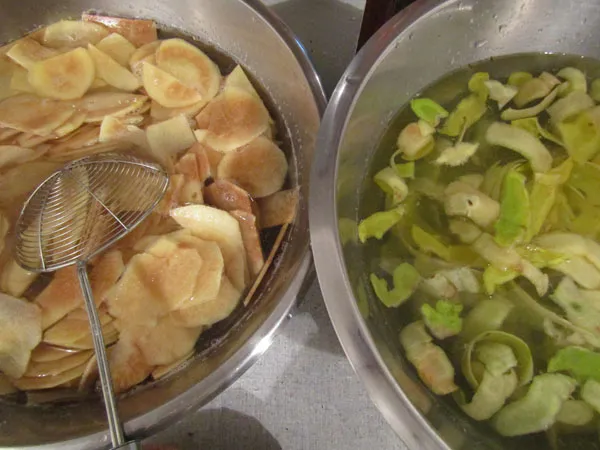 Quittenscheiben und -schalen im Wasserbad, die Basis für unsere vielseitigen Quittenprodukte wie gesunde Chips und Tees.