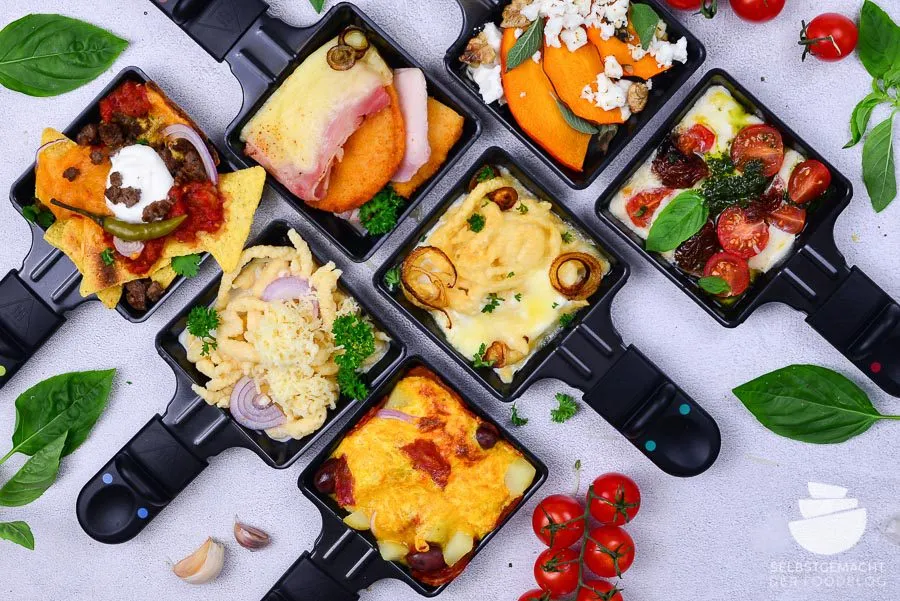 Raclette-Tisch mit Brot, verschiedenen Saucen und frischen Zutaten, die zu ausgefallenen Raclette Ideen inspirieren.