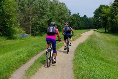 Radfahrer auf dem bekannten Gurkenradweg im Spreewald, eine beliebte Route für Radreisen durch die malerische Landschaft.
