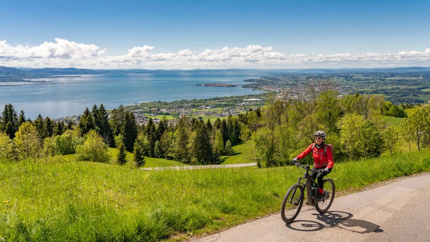 Radfahrerin auf dem Bodensee-Radweg im Frühling
