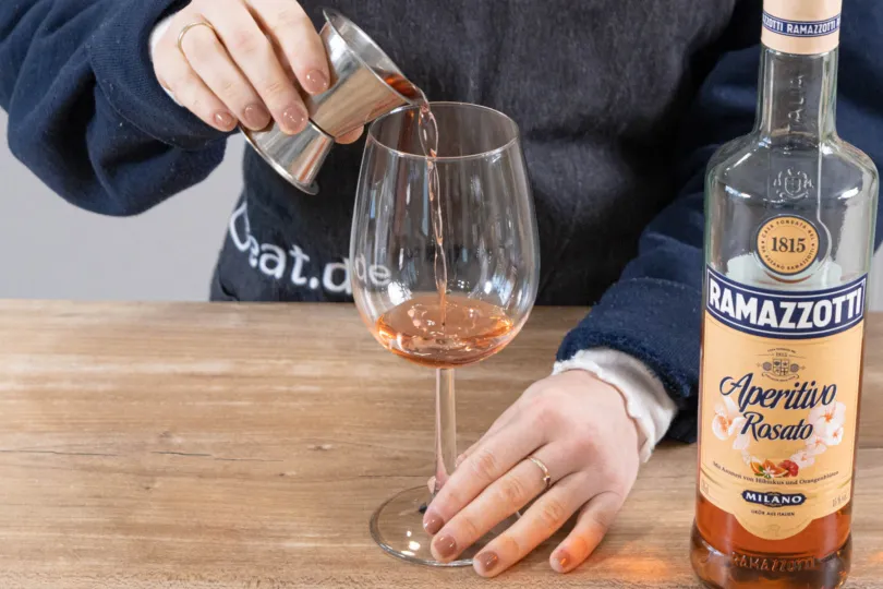 Ramazzotti Rosato in das Glas füllen