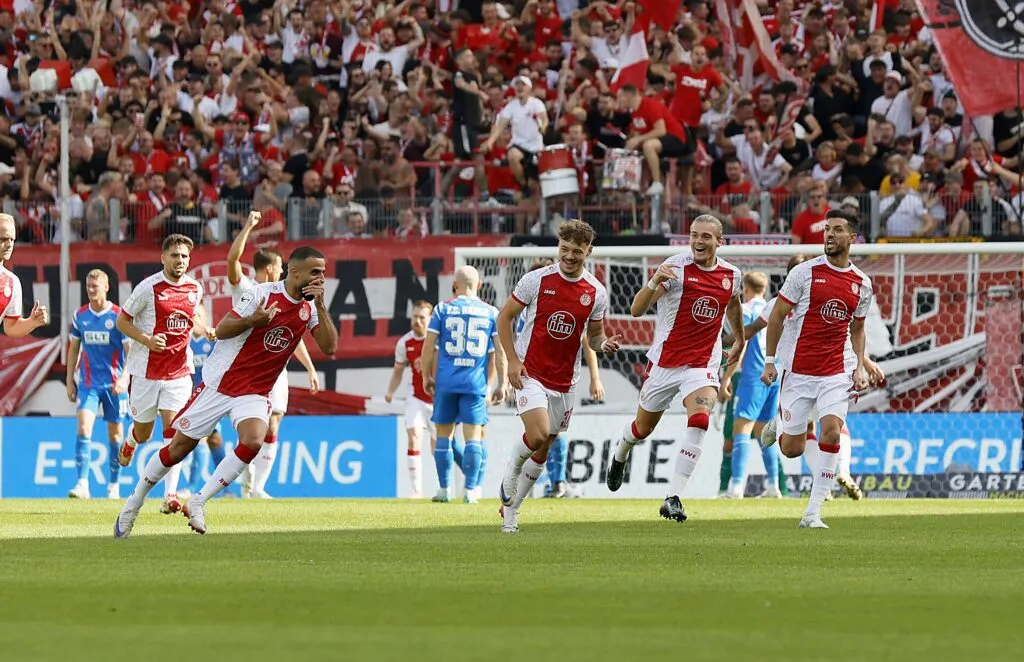 Ramien Safi von Rot-Weiss Essen feiert sein spektakuläres Tor, nominiert für das Tor des Monats.