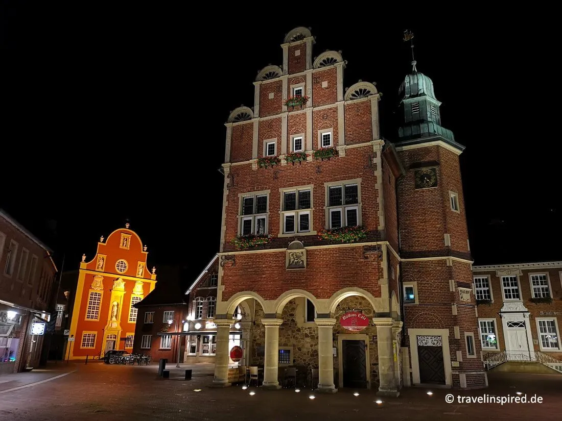 Rathaus und Gymnasialkirche in Meppen bei Nacht