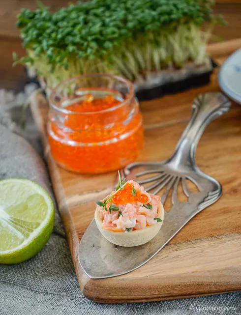 Räucherlachs auf einem Teller mit Dill und Zitrone
