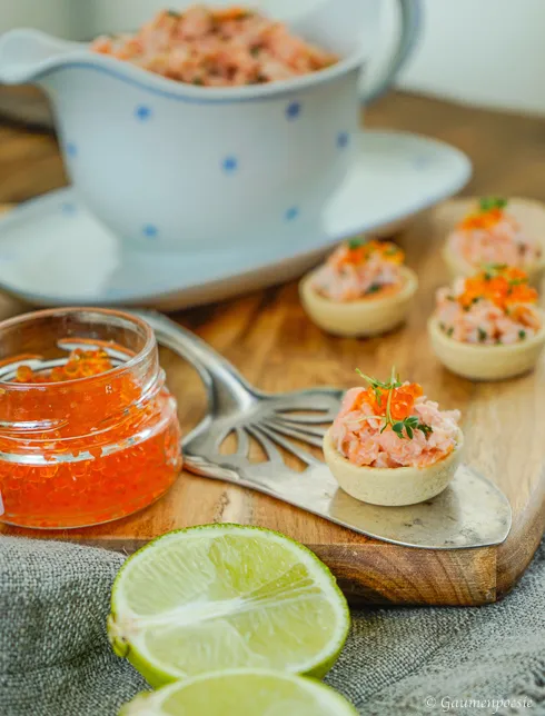 Räucherlachs-Tatar auf Brötchenscheiben