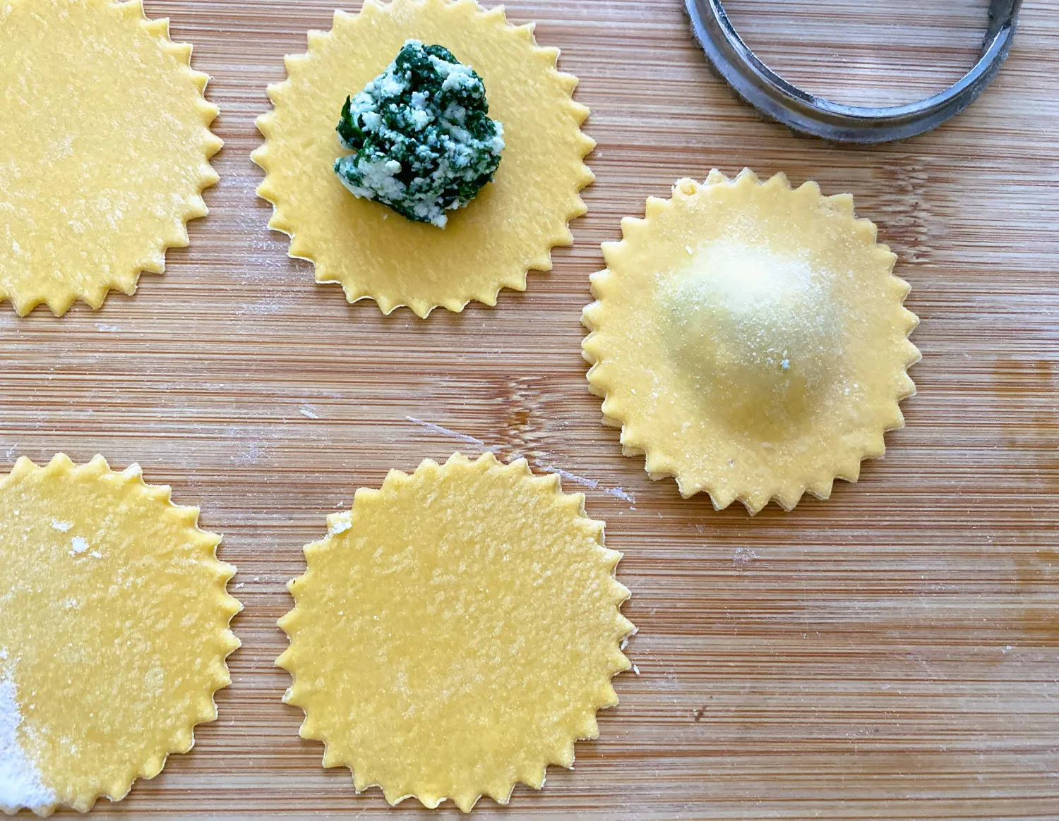 Ravioli mit Gabelrändern, frisch geformt und bereit zum Kochen