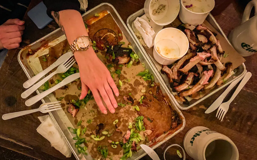 Red Hook, Brooklyn: Hometown BBQ. Die Wahrheit: 4 Personen, 3 Sparerib Racks, 4 Beilagen und 45 min später alles weg.