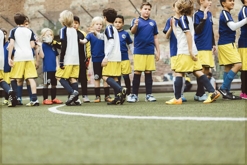 Rednerin spricht zu den Kindern nach dem erfolgreichen Citizens FC Turnier in Turin