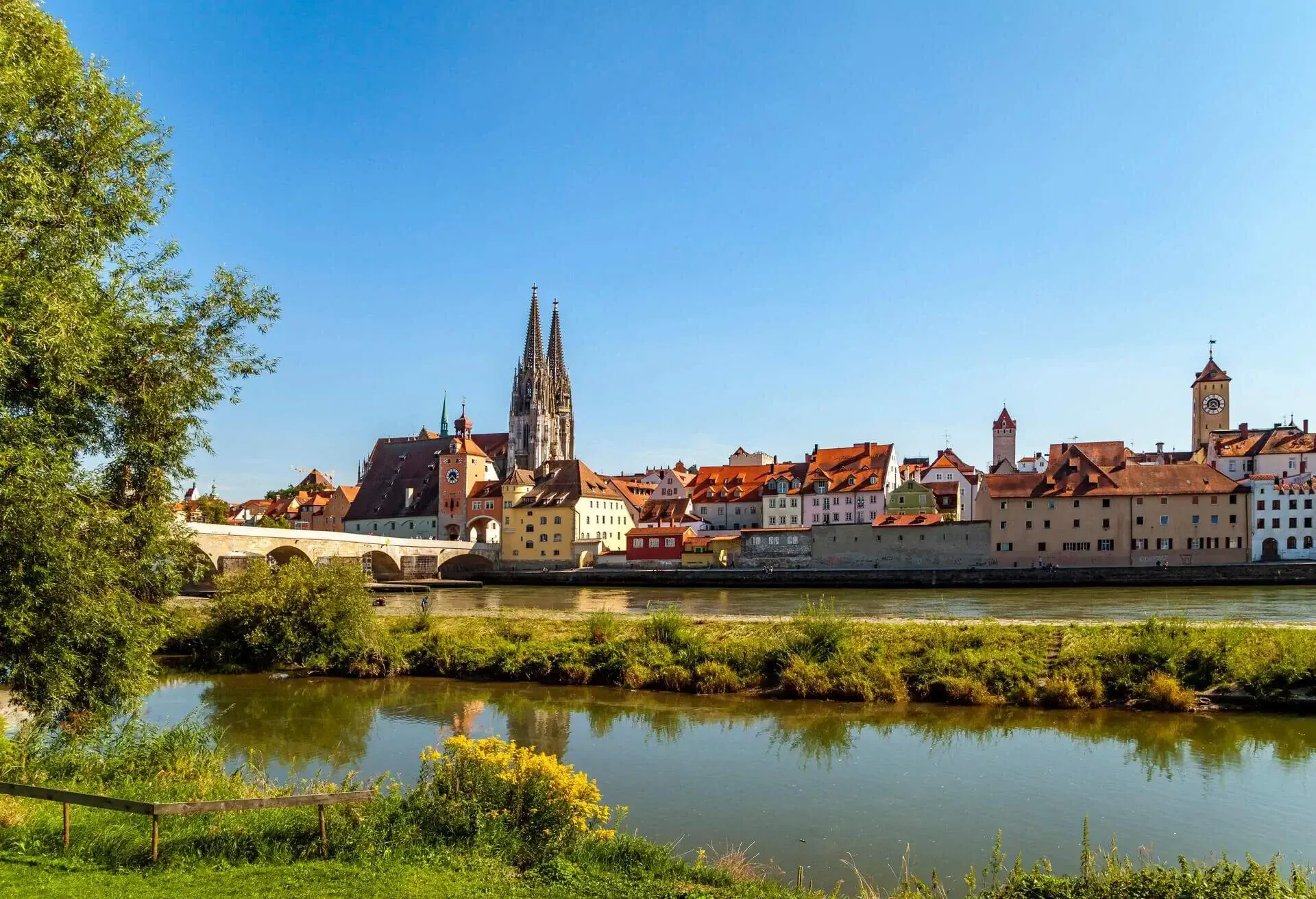 Regensburg Altstadt mit Dom und Steinerner Brücke über die Donau