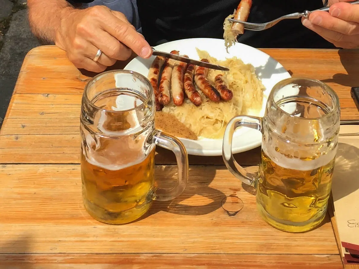 Regensburger Spezialität: Die Historische Wurstkuchl am Donaumarkt