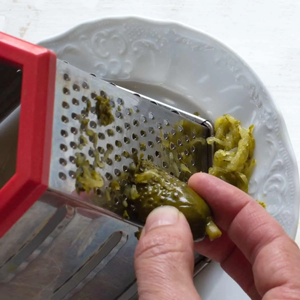 Reiben von Gewürzgurken.