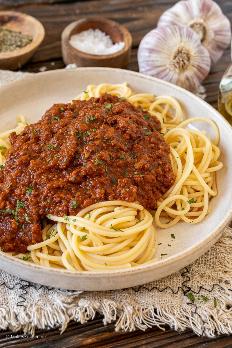 Reichhaltige Bolognese Sauce über dampfenden Spaghetti, bereit zum Servieren