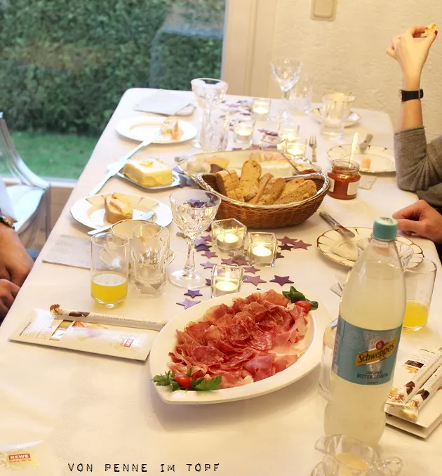 Reichhaltige Käse- und Schinkenplatte von REWE Feine Welt, ideal für den Ausklang eines deutschen Festessens