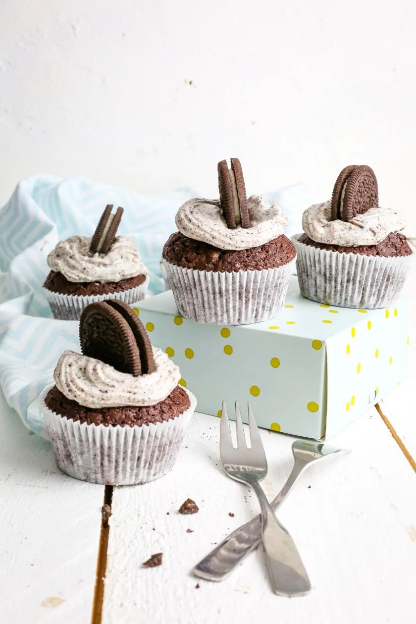 Reichhaltige Oreo-Cupcakes mit Oreo im Teig, Füllung, Frosting und als Deko