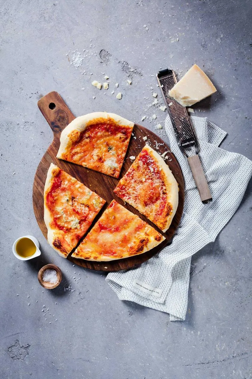 Reichhaltige Pizza Quattro Formaggi, großzügig belegt mit vier verschiedenen Käsesorten, die schmelzen.