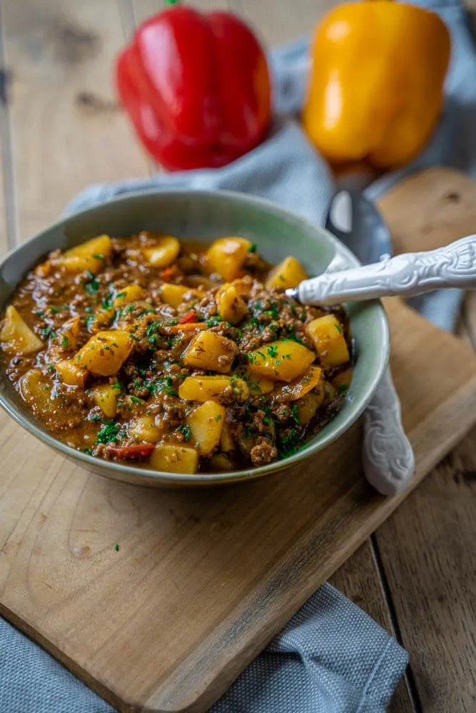 Reichhaltiger Bauerntopf mit saftigem Hackfleisch und zarten Kartoffeln, perfekt für ein wärmendes Abendessen.