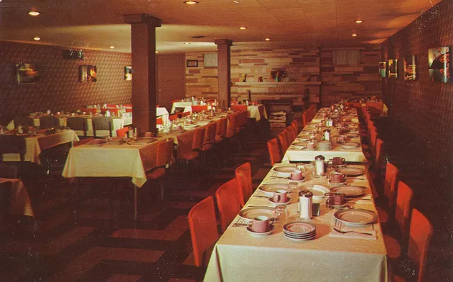 Reichhaltiges Buffet mit deutschen Spezialitäten in einem Gasthaus