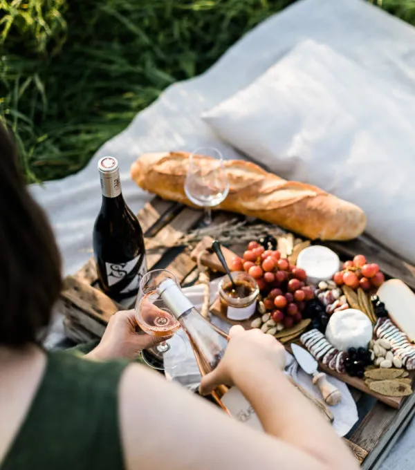 Reichhaltiges französisches Käsebrett mit verschiedenen Käsesorten, Trauben und Brot, eine tolle Idee für Partyrezepte