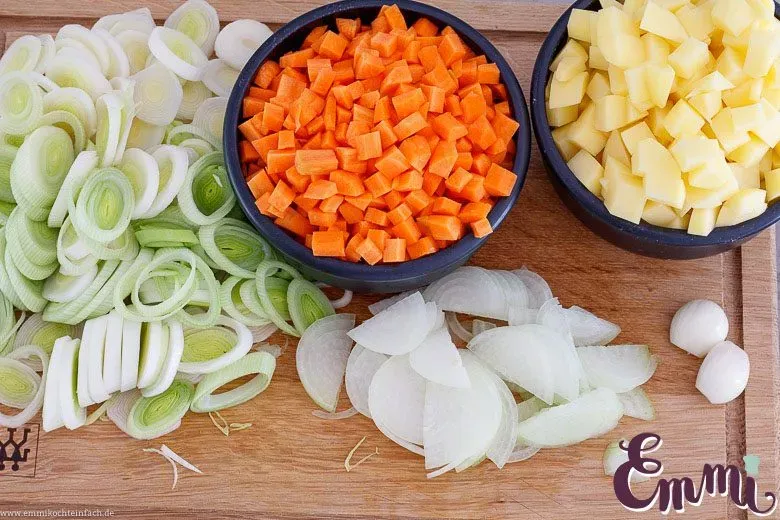 Reichlich geschnittenes Gemüse für den Bauerntopf: Kartoffelwürfel, Lauchringe, Möhrenscheiben, Zwiebel- und Knoblauchstücke
