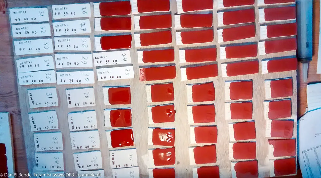 Reihe von Keramiktestfliesen mit verschiedenen Glasurvarianten, Ergebnis intensiver Glasurforschung nach einem dfb training online Kurs