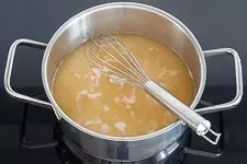 Reis kochen in Gemüsebrühe für griechischen Reis