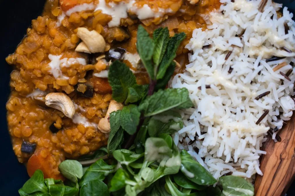 Reis mit Linsencurry serviert