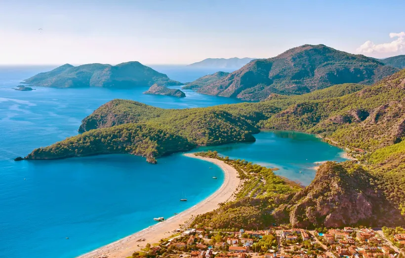 Reisfelder in Vietnam mit Bergen im Hintergrund