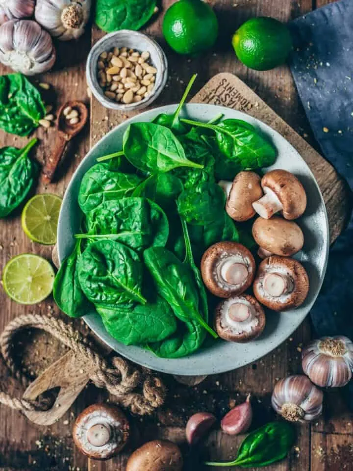 rezept für cremige vegane polenta mit pilzen und spinat, einfach, gesund, glutenfrei, in 15 minuten fertig - zutaten