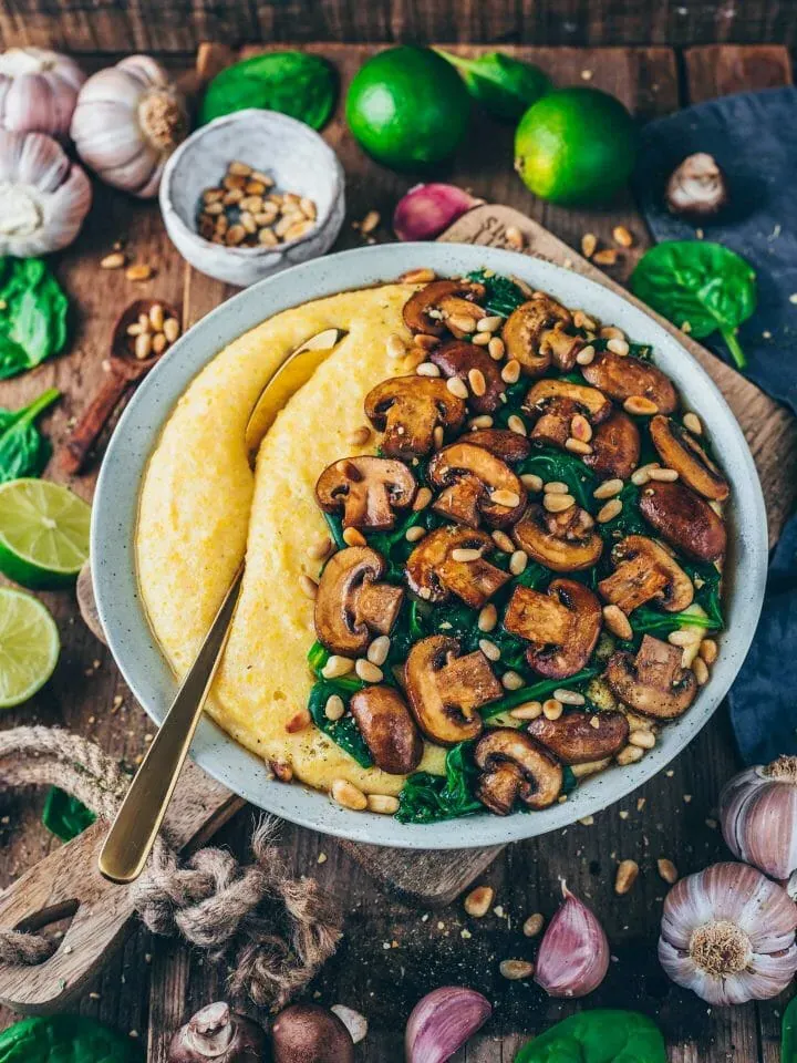 rezept für cremige vegane polenta mit pilzen und spinat, einfach, gesund, glutenfrei, in 15 minuten fertig