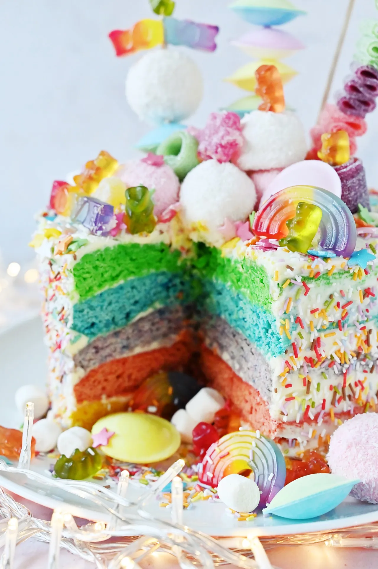 Rezept für eine Regenbogen-Torte mit viel Gedöns | Regenbogen-Geburtstagstorte backen | Rainbow Candy Cake Recipe | fiftytwofreckles.com aka luziapimpinella